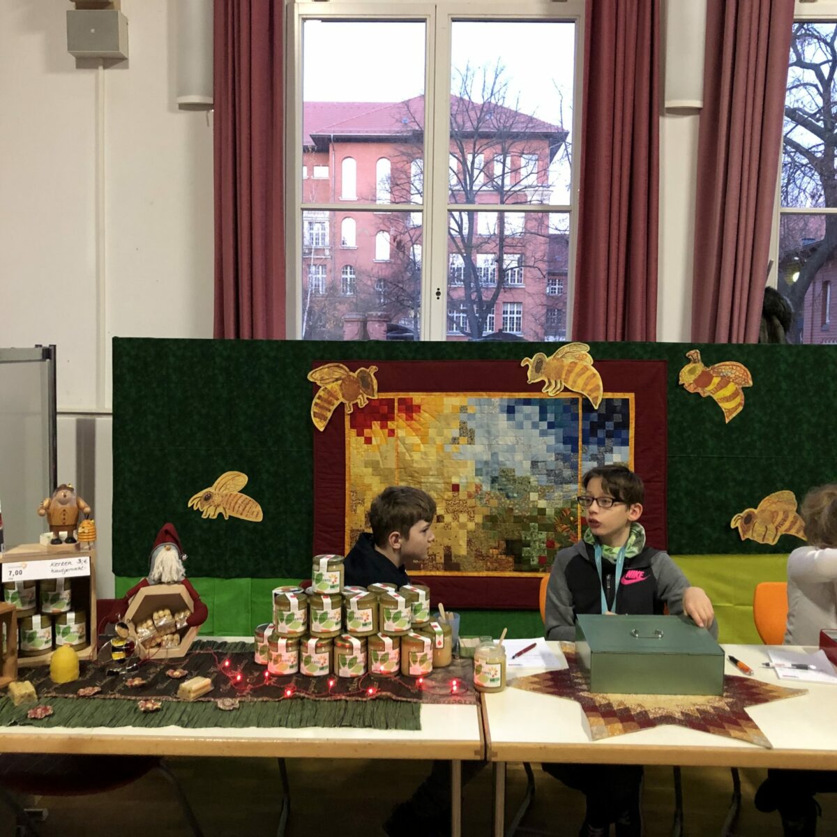 Schüler verkaufen ihren Schulhonig